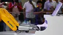 Robot Gree memainkan piano dalam Konferensi Robot Dunia 2019 di Beijing, China, Selasa (20/8/2019). (WANG Zhao/AFP)