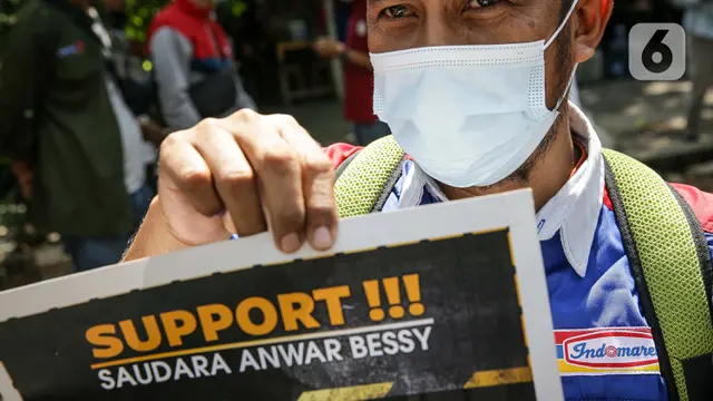 FOTO: Buruh Geruduk Kantor Indomaret