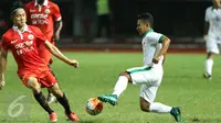 Gelandang Timnas Indonesia U-22, Gian Zola (kanan) mencoba melewati kawalan Sutanto Tan(Persija) saat laga uji coba di Stadion Patriot Candrabhaga, Bekasi, Rabu (5/4). Laga berakhir imbang 0-0. (Liputan6.com/Helmi Fithriansyah)
