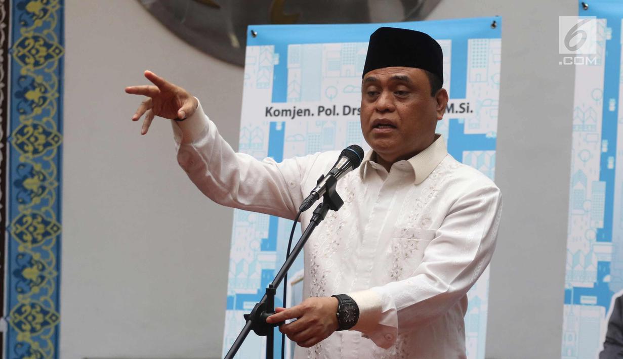 Wakil Ketua Umum Dewan Masjid Indonesia (DMI) Komjen Pol Syafruddin (tengah) memberi sambutan saat meresmikan Ricma Store di Masjid Cut Meutia, Menteng, Jakarta, Jumat (9/3). (Liputan6.com/Arya Manggala)