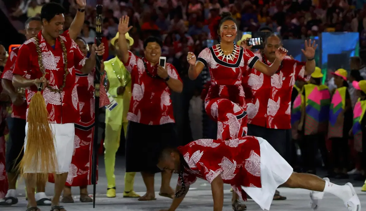 Rombongan atlet dari Samoa Amerika menarik saat parade upacara pembukaan Olimpiade 2016 di Stadion Maracana, Rio de Janeiro, Brasil (5/8).( REUTERS / Kai Pfaffenbach)