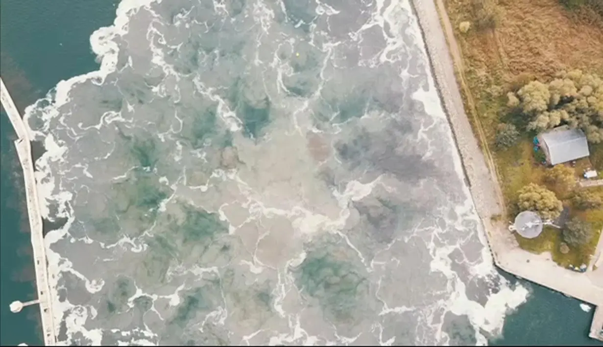 Pandangan dari atas menunjukkan ledakan bom Tallboy, bom terbesar Perang Dunia II, saat dijinakkan di Swinoujscie, Polandia (13/10/2020). Tallboy, yang dijuluki 'bom gempa', ditemukan di bawah kanal air dekat Laut Baltik September 2019.  (HANDOUT/POLISH NAVY -- 8TH COASTAL DEFENCE FLOTILLA/AFP)