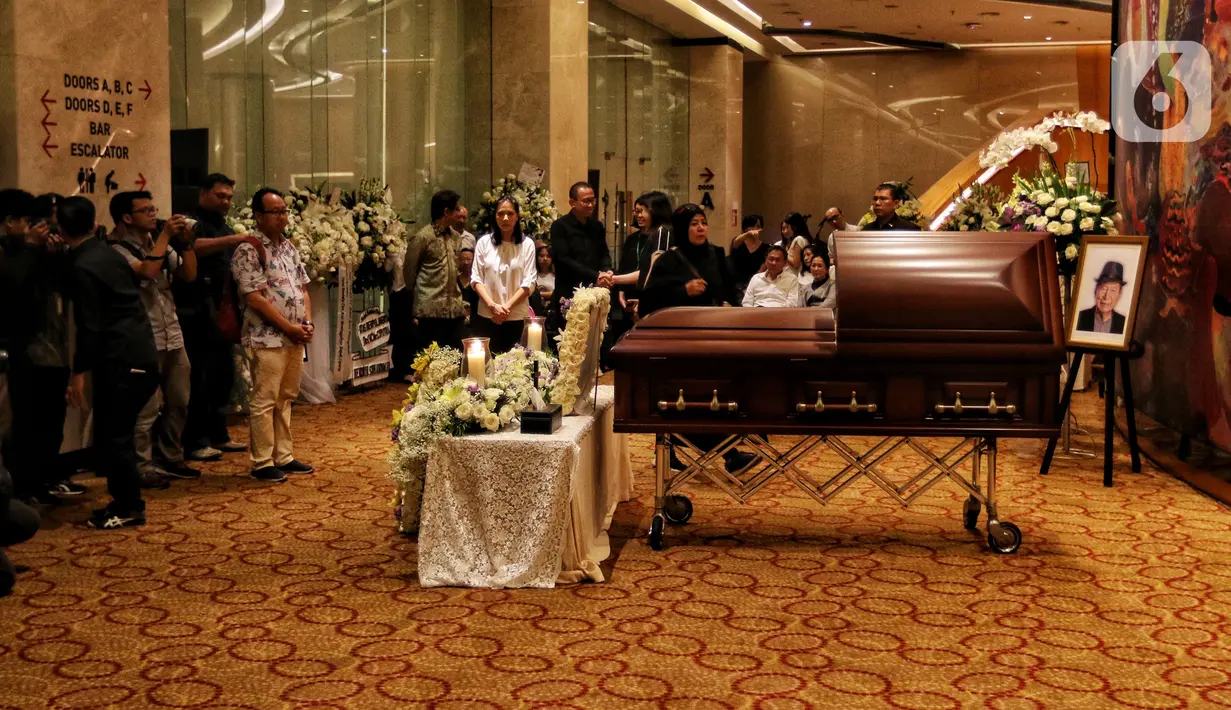 Keluarga dan kerabat berkumpul dekat peti jenazah almarhum pengusaha Ciputra saat disemayamkan di Gedung Ciputra Artpreneur, Jakarta, Kamis (28/11/2019). Pendiri Ciputra Group tersebut meninggal pada 27 November 2019 karena sakit. (Liputan6.com/Johan Tallo)