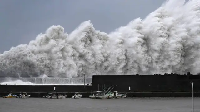 Ombak besar yang dipicu Topan Jebi di Jepang barat (KYODO NEWS AGENCY)
