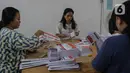 Pelipatan surat suara melibatkan warga sekitar dan tenaga yang sudah berpengalaman. (Liputan6.com/Angga Yuniar)