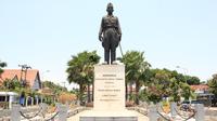 Monumen Jenderal Sudirman berlokasi di Jalan Yos Sudarso, Surabaya Jawa Timur.