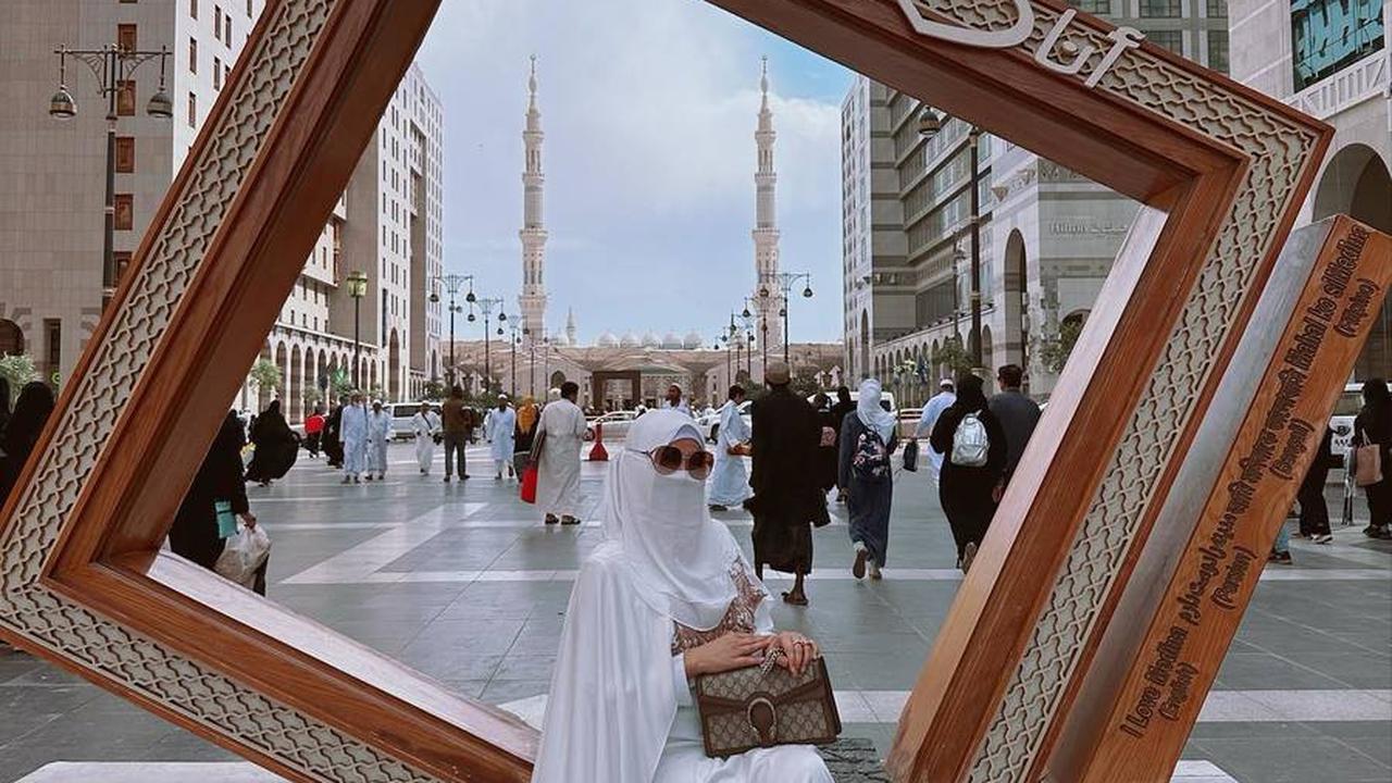 8 Potret Isa Zega yang Santai Bergaya dengan Cadar Saat Umrah, Disebut Nistakan Agama - Identitasnya Jadi Sorotan