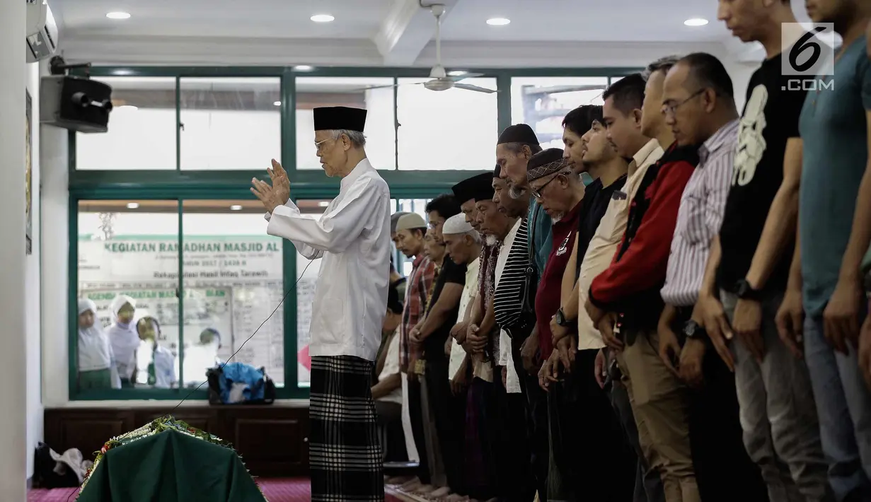 Keluarga dan kerabat mensalatkan jenazah almarhum Andika Putra Sahadewa di Mesjid Al-Iman, Cipinang Elok, Jakarta, Selasa (10/4). Bassist grup band Kerispatih, Andika Putra Sahadewa, meninggal dunia di usia 36 tahun. (Liputan6.com/Faizal Fanani)