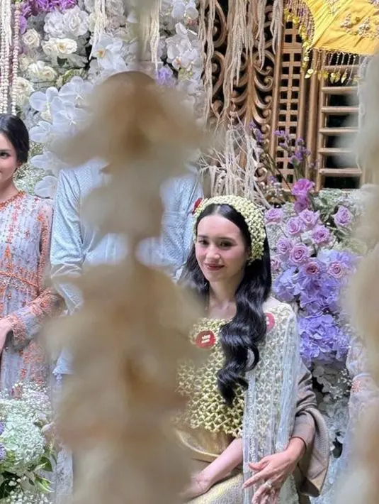 Beby Tsabina akan segera melangsungkan pernikahan dengan Rizki. Beby Tsabina tampil menawan saat prosesi siraman di kediamannya. [@cutmaryln.collection].