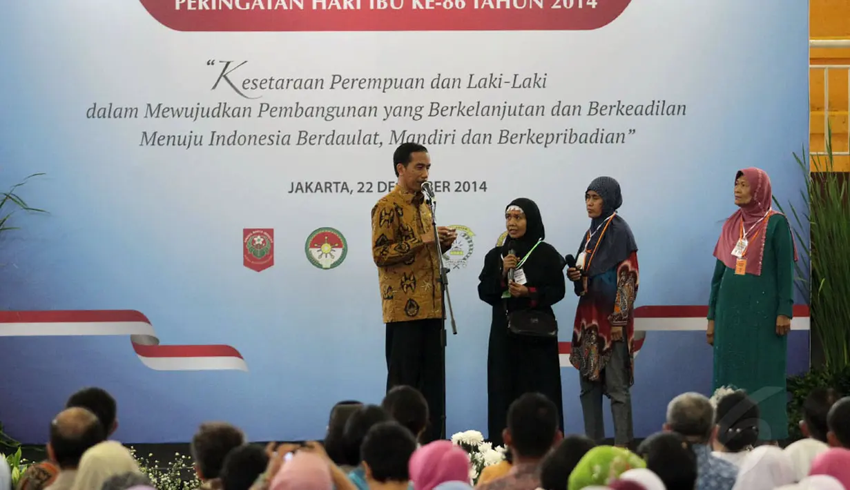 Presiden RI, Joko Widodo (kiri) melakukan tanya jawab dengan sejumlah perempuan saat menghadiri puncak Peringatan Hari Ibu ke-86 di Gelanggang Olahraga Ciracas, Jakarta, Senin (22/12/2014). (Liputan6.com/Faizal Fanani)