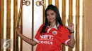 Seorang model bergaya menggunakan kaos tim Persija saat peluncuran Torabika Soccer Championship 2016 di Hotel Mulia, Jakarta, Senin (18/4). 18 klub sepakbola profesional dipastikan ikut TSC 2016. (Liputan6.com/Helmi Fithriansyah)