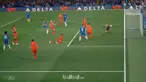 Berita video kiper Chelsea, Willy Caballero, melakukan aksi berani menghadang lawan tetapi justru berbuah gol untuk Huddersfield. This video presented by BallBall.