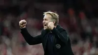 Pelatih Denmark, Kasper Hjulmand merayakan kemenangan timnya atas Israel pada pertandingan kualifikasi Grup F Piala Dunia FIFA Qatar 2022 di Kopenhagen (7/9/2021). Kemenangan ini membawa Denmark duduk di puncak klasemen dengan 18 poin. (Mads Claus Rasmussen/Ritzau Scanpix/AFP)