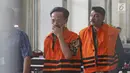 Tersangka anggota DPRD Malang Mohan Katelu dan Salamet mengenakan rompi tahanan seusai menjalani pemeriksaan di Gedung KPK, Jakarta, Rabu (28/3). 5 anggota DPRD Malang resmi ditahan atas dugaan suap APBD-P. (Liputan6.com/Herman Zakharia)