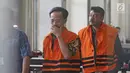 Tersangka anggota DPRD Malang Mohan Katelu dan Salamet mengenakan rompi tahanan seusai menjalani pemeriksaan di Gedung KPK, Jakarta, Rabu (28/3). 5 anggota DPRD Malang resmi ditahan atas dugaan suap APBD-P. (Liputan6.com/Herman Zakharia)