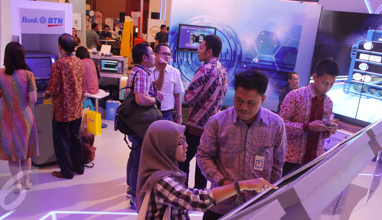 Pengunjung mendatangi stand BTN di acara Indonesia Banking Expo (IBEX) 2015 di JCC, Jakarta, Kamis (10/9/2015). Sejumlah bank menawarkan beragam fasilitas untuk menarik pengunjung menabung di tempatnya. (Liputan6.com/Angga Yuniar)