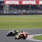 Pertarungan sengit Valentino Rossi dan Marc Marquez pada MotoGP Argentina 2016, Senin (4/4/2016) dinihari. (JUAN MABROMATA / AFP)