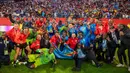 Para pemain, staff pelatih, dan ofisial Kongo berfoto bersama dengan para suporter setelah menang atas Nigeria dalam laga Kualifikasi Piala Dunia 2026 zona Afrika di Rabat, Maroko, Minggu (16/11/2025) waktu setempat. (AP Photo)