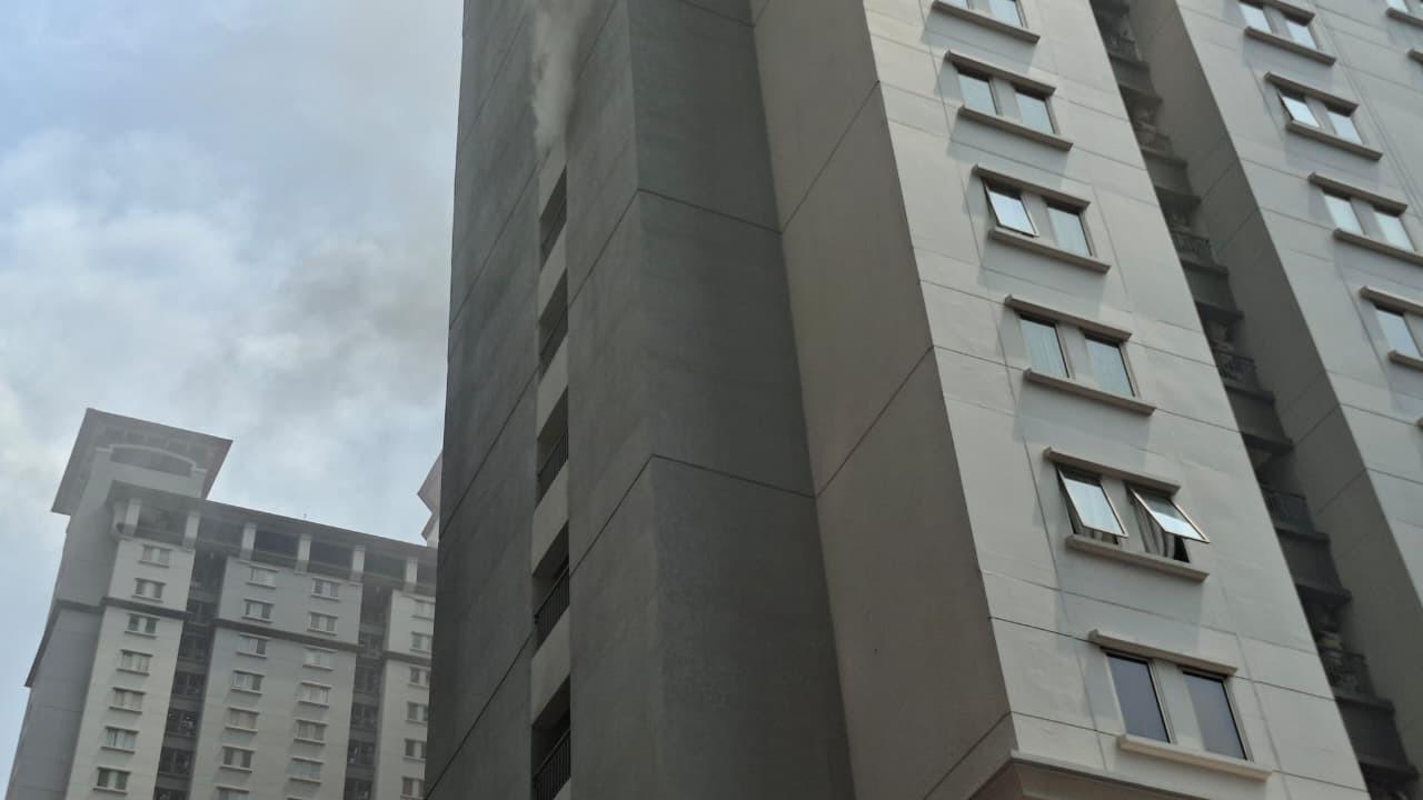 Kapolres Jakbar Jawab Foto Viral Unit dan Jendela Apartemen Mediterania Hangus Terbakar