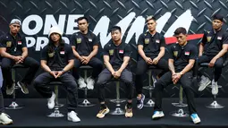 (Kiri ke kanan) Para fighter MMA dari One Pride, Lamhot Tambunan, Alan Darmawan, Alpris Mantako, Rama Supandi, Jon Saragih, Frans Lincol, dan Yoga Prabowo saat konferensi pers mengenai pemberangkatan atlet MMA ke China yang berlangsung di Menteng, Jakarta Pusat, Senin (21/10/2024). (Bola.com/Bagaskara Lazuardi)