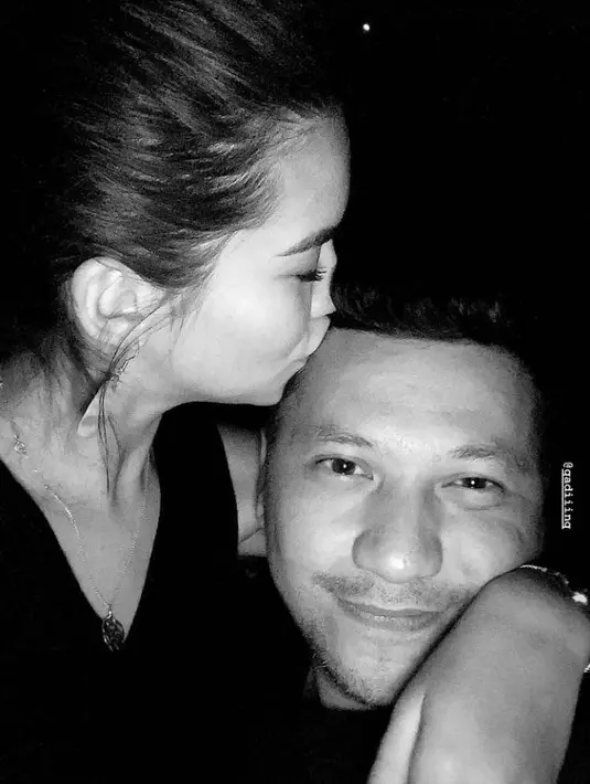 Sebelumnya, di tahun 2020 Gading Marten ramai dikabarkan dekat dengan Karen Nijsen. Model cantik itu menjadi perbincangan usai dikabarkan bakal menjadi calon ibu sambung Gempi. Namun kedekatan keduanya tak berselang lama, putra Roy Marten ini kembali disibukkan dengan syuting. (Liputan6.com/IG/@karennijsen)