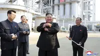 Ekspresi Pemimpin Korea Utara Kim Jong-un saat meresmikan pabrik pupuk di Sunchon, Provinsi Pyongan Selatan, Korea Utara, Jumat (1/5/2020). Ini merupakan penampillan perdana Kim Jong-un setelah sempat diisukan sakit parah bahkan meninggal. (Korean Central News Agency/Korea News Service via AP)