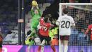 Kiper Luton Town, Thomas Kaminski berhasil menangkap bola dari ancaman pemain Manchester City pada laga pekan ke-16 Liga Inggris 2023/2024 di Kenilworth Road, Luton, Minggu (10/12/2023) malam WIB. (AP Photo/Kin Cheung)