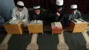 Anak-anak belajar membaca Alquran di sebuah masjid di Kabul, Afghanistan, Senin, (21/5). Anak-anak Afghanistan lebih memperdalam Alquran di saat Ramadan. (AP Photo/Rahmat Gul)