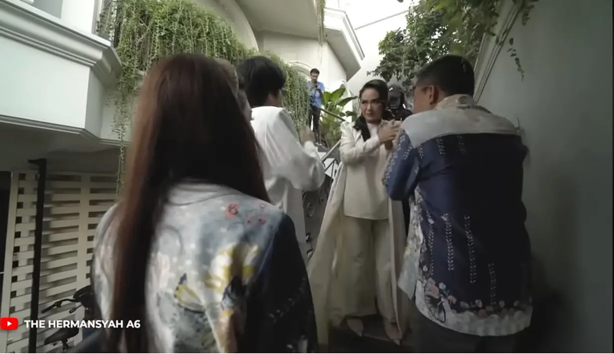 Menaiki tangga, Anang disambut oleh mantan istri yang telah memberikan dua orang anak. Anang ke rumah mantan istri bersama Ashanty dan dua anaknya, Arsy dan Arsya. [Youtube/The Hermansyah A6]