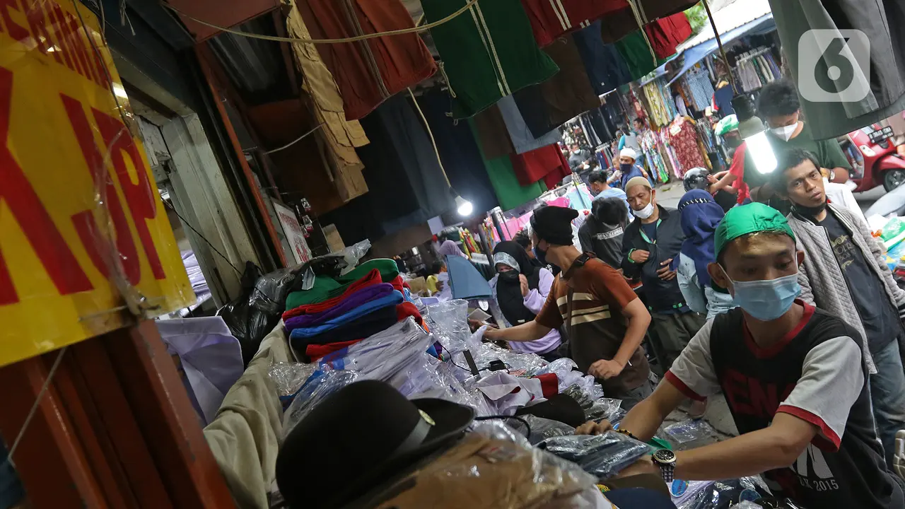 FOTO: Jelang Sekolah Tatap Muka, Penjualan Seragam Kembali Meningkat