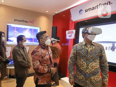 Direktur Standardisasi Perangkat Pos dan Informatika Kominfo Mulyadi (kanan) didampingi President Director smartfren Merza Fachys (tengah), Deputy CEO Djoko Tata Ibrahim (kiri) mencoba Virtual Reality (VR) pada Uji Coba 5G Tahap Dua di Jakarta, Kamis (17/6/2021). (Liputan6.com/Pool/smartfren)
