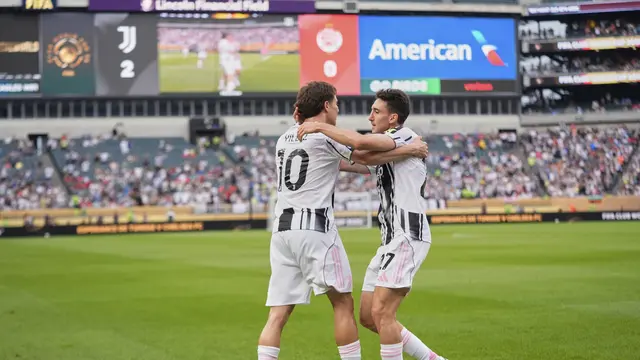 Kenan Yildiz merayakan golnya dengan Andrea Cambiaso di laga Juventus vs Wydad AC di Piala Dunia Antarklub 2025, Minggu (23/06/2025). (AP Photo/Chris Szagola)
