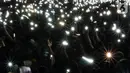 Penonton menyalakan lampu dari handphone saat menyaksikan penampilan penyanyi Didi Kempot dalam perayaan Harlah ke-20 Fraksi PKB DPR RI di Kompleks Parlemen Senayan, Jakarta, Kamis (31/10/2019). Didi Kempot membawakan sejumlah lagu di antaranya 'Kalung Emas' dan 'Cidro'. (Liputan6.com/JohanTallo)