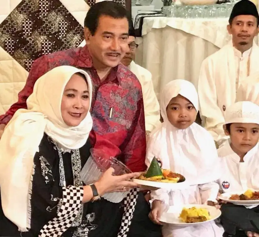 Jenny Rachman saat menggelar syukuran bersama suaminya