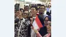 Pebalap Manor Racing asal Indonesia, Rio Haryanto, berfoto bersama staf KBRI Manama dan warga Indonesia yang menyambutnya di Bandar Udara Internasional Bahrain, Selasa (29/3/206). (Bola.com/Istimewa/Andri Hartanto)