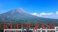 Bagi pengunjung Ketep Pass yang tak berminat terhadap pengetahuan tentang Merapi, tetap akan diberi bonus keindahan oleh gunung Merapi. (foto: Liputan6.com / edhie prayitno ige)