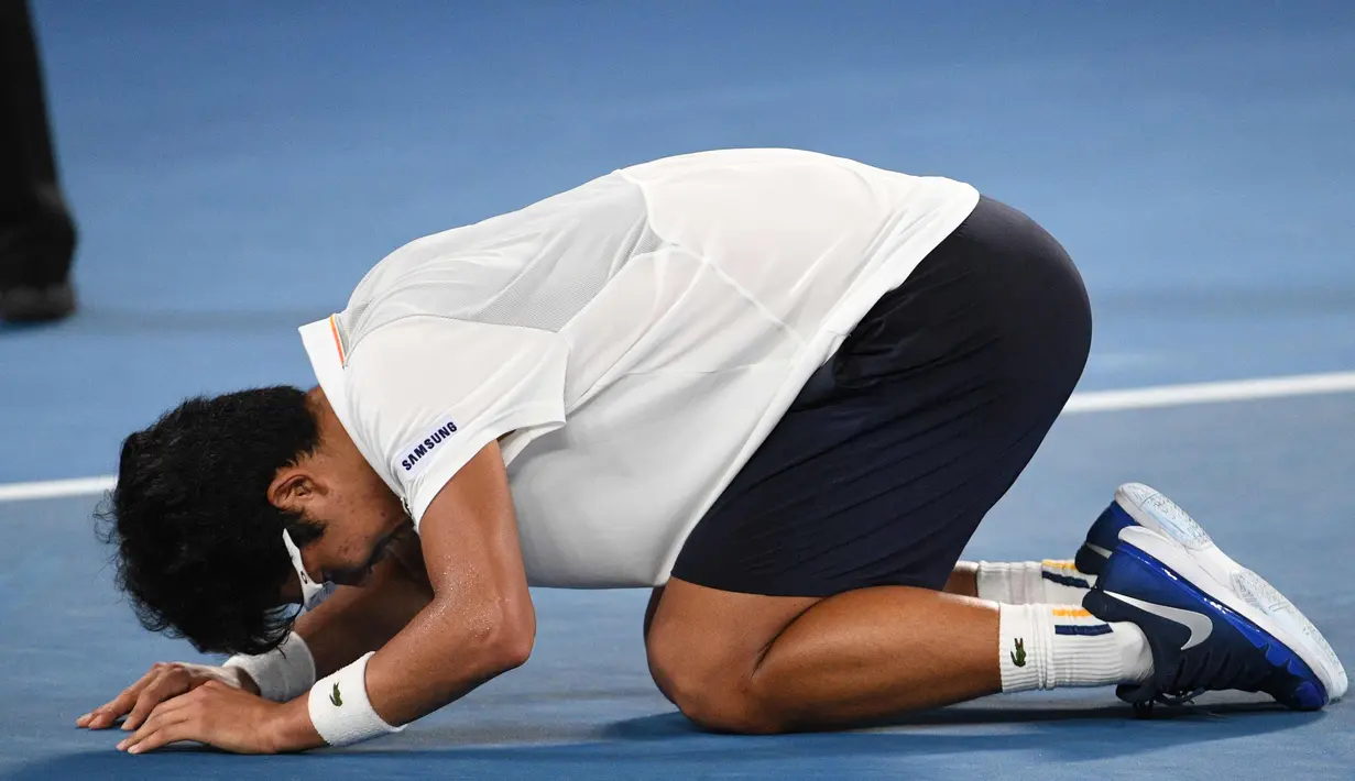 Petenis Korea Selatan Chung Hyeon melakukan selebrasi usai mengalahkan petenis Serbia, Novak Djokovic pada putaran keempat kejuaraan tenis Australia Terbuka di Melbourne (22/1). Chung Hyeon menang 6-7(4), 5-7, 6-7(3). (AFP Photo/Paul Crock)