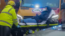 Petugas kesehatan mengevakuasi korban luka dari lokasi ledakan di pusat kota Madrid, Spanyol, Rabu (20/1/2021). Sedikitnya dua orang tewas dan delapan lainnya luka-luka setelah ledakan sangat keras tersebut. (AP Photo/Paul White)
