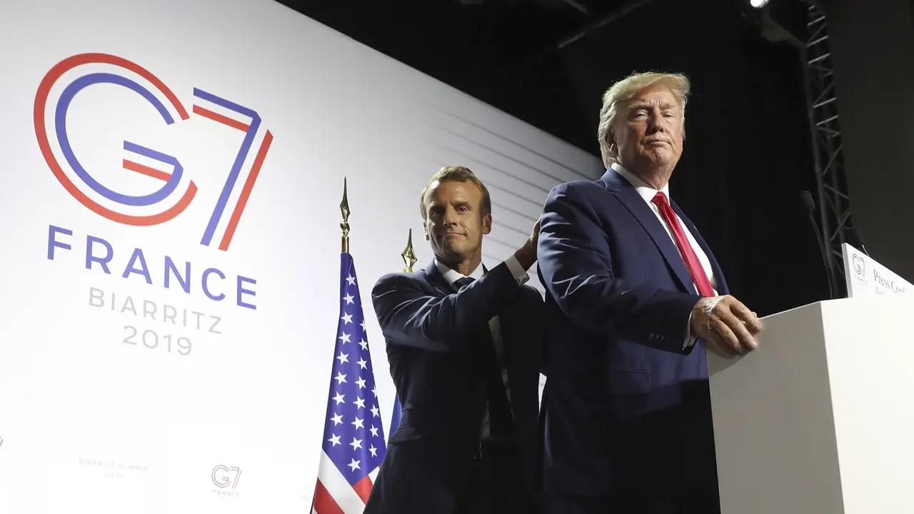 Presiden Prancis Emmanuel Macron (kiri) bersama dengan Presiden AS Donald Trump (kanan) di konferensi pers penutupan KTT G7 di Biarritz, Prancis (AP Photo)