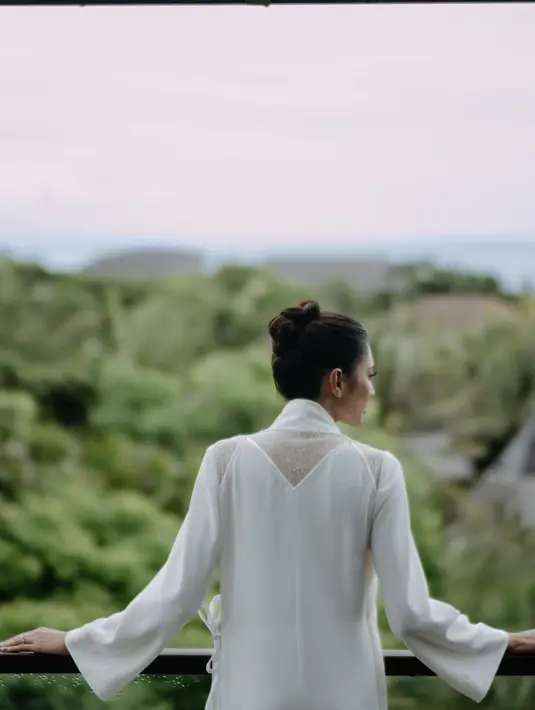 Bridal robe tersebut diberi sentuhan personal dengan insial cut out M pada bagian belakang. [@thebridestory]