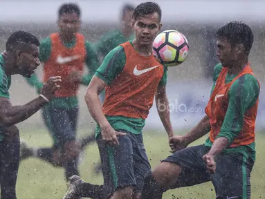 Bek Timnas Indonesia U-22, Bagas Adi Nugroho, berebut bola dengan Marinus Wanewar saat latihan jelang SEA Games 2017 Malaysia di Stadion I Wayan Dipta, Bali, Sabtu (8/7/2017). (Bola.com/Vitalis Yogi Trisna)