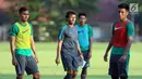 Pelatih Timnas Indonesia U-22, Luis Milla (kedua kiri) saat memimpin latihan di lapangan SPH Karawaci, Banten, Senin (7/8). Latihan ini persiapan laga di SEA Games 2017 Kuala Lumpur. (Liputan6.com/Helmi Fithriansyah)