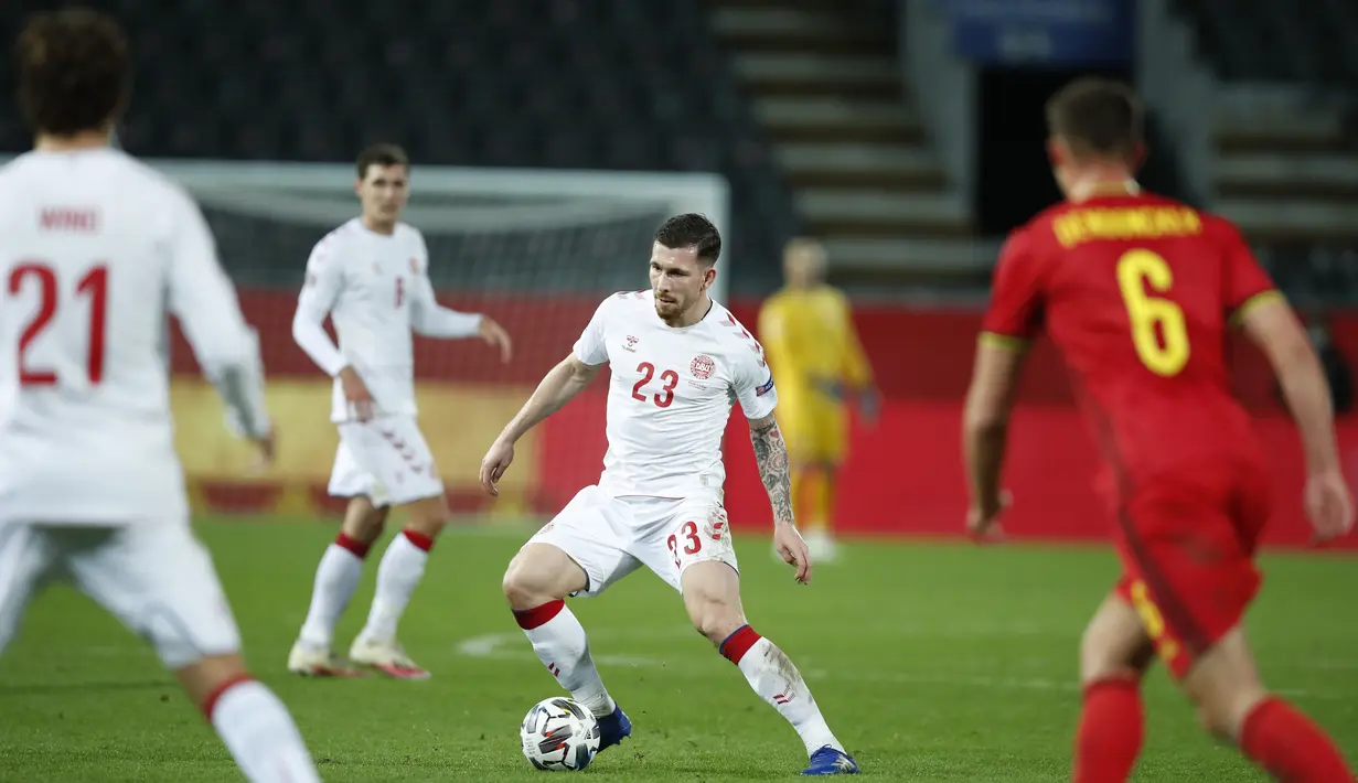 Pemain Denmark, Pierre-Emile Hojbjerg mengontrol bola saat bertanding melawan Belgia pada pertandingan UEFA Nations League di stadion King Power di Leuven, Belgia, Rabu (18/11/2020). Belgia meraih satu tiket ke semifinal UEFA Nations League usai menang 4-2 atas Denmark. (AP Photo/Francisco Seco)