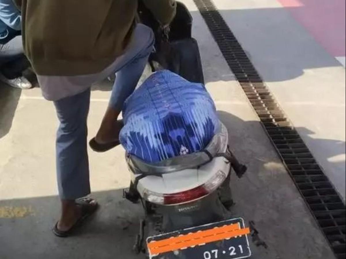 Semua jok motor sudah rusak ketika itu