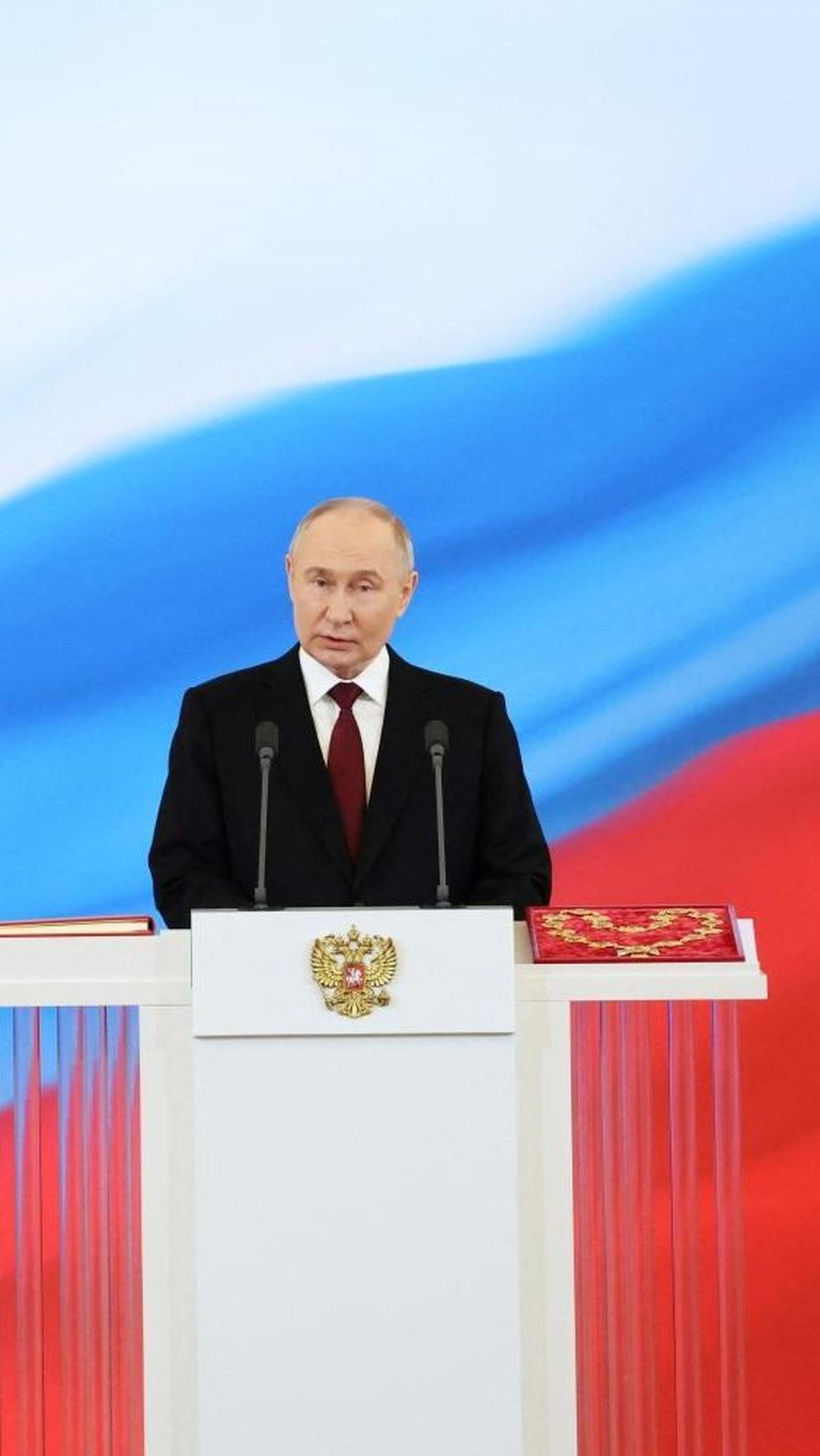 Seremoni pelantikan Putin ini juga sempat di boikot oleh Amerika Serikat (AS) dan sejumlah negara Barat lainnya, akan tetapi Prancis mengirimkan Duta Besarnya ke Kremlin. Foto: Reuters / Pool<br>