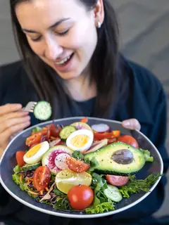 Rasa kenyang bukan hanya dipengaruhi oleh jumlah makanan, tetapi juga jenis makanan yang dikonsumsi. (Foto/dok: Freepik/pvproductions)