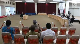 Suasana seleksi wawancara calon hakim agung di Auditorium Gedung Komisi Yudisial, Jakarta, Kamis (3/1). Seleksi wawancara ini diikuti oleh 12 calon hakim agung. (Liputan6.com/Angga Yuniar)