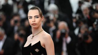 FOTO: Cara Delevingne Tampil Memesona Kenakan Gaun Hitam di Festival Film Cannes