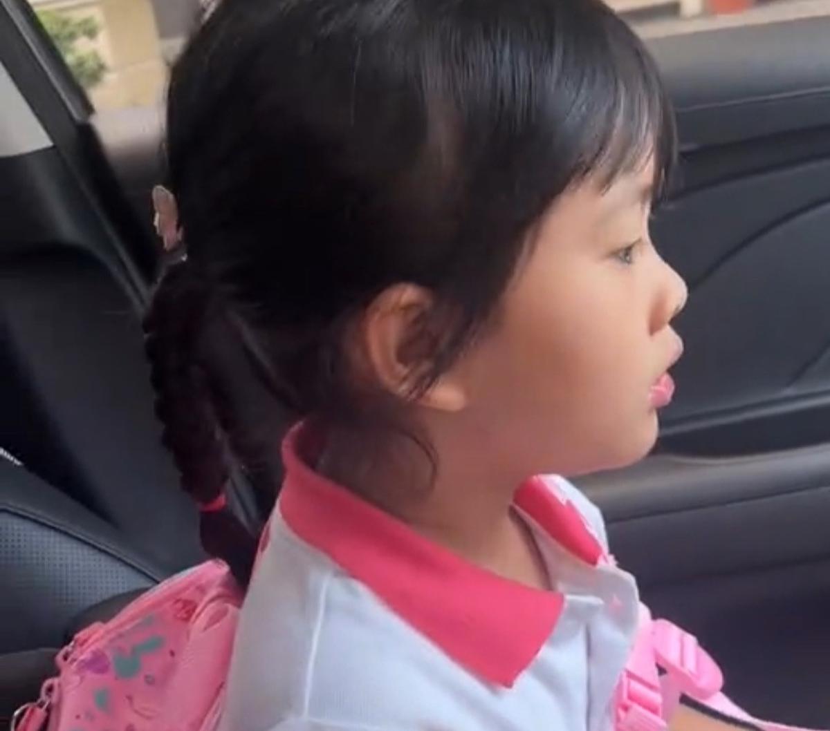 "Mommy, mommy, where are you going? (Ibu, ibu, ibu mau kemana?)," tanyanya.