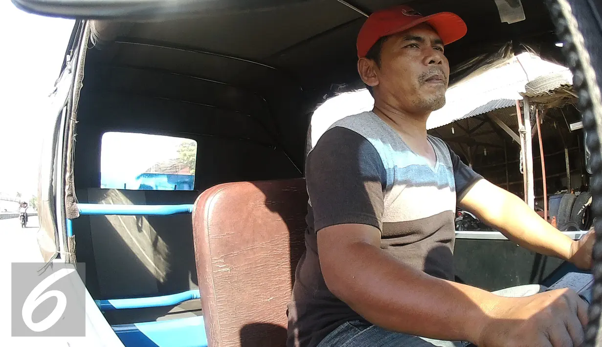 Pengemudi bajaj Burhan saat mengendari bajajnya di jalur Pantura, Jalan raya Cimohong, Bukalampa, Brebes, Jateng, Sabtu (9/7). Burhan memilih mudik naik bajaj ke Semarang dikarenakan merindukan istri dan anaknya. (Liputan6.com/Herman Zakharia)